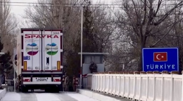 Türkiye – Ermenistan sınır kapısı Yardım kamyonları icin acıldı.                              Land Border between Turkey and Armenia has been opened .